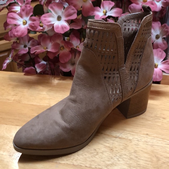 Taupe Suede Ladies Size 7 Fashion Boots 🥾 - Picture 8 of 10